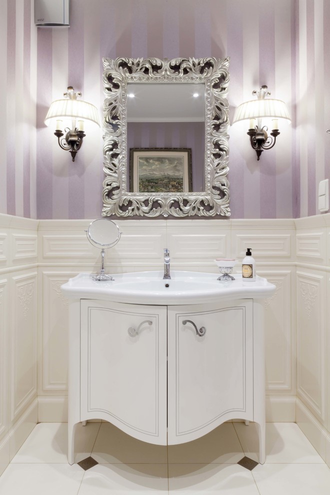 Klassisches Badezimmer mit weißen Schränken, lila Wandfarbe, integriertem Waschbecken und weißem Boden in Moskau