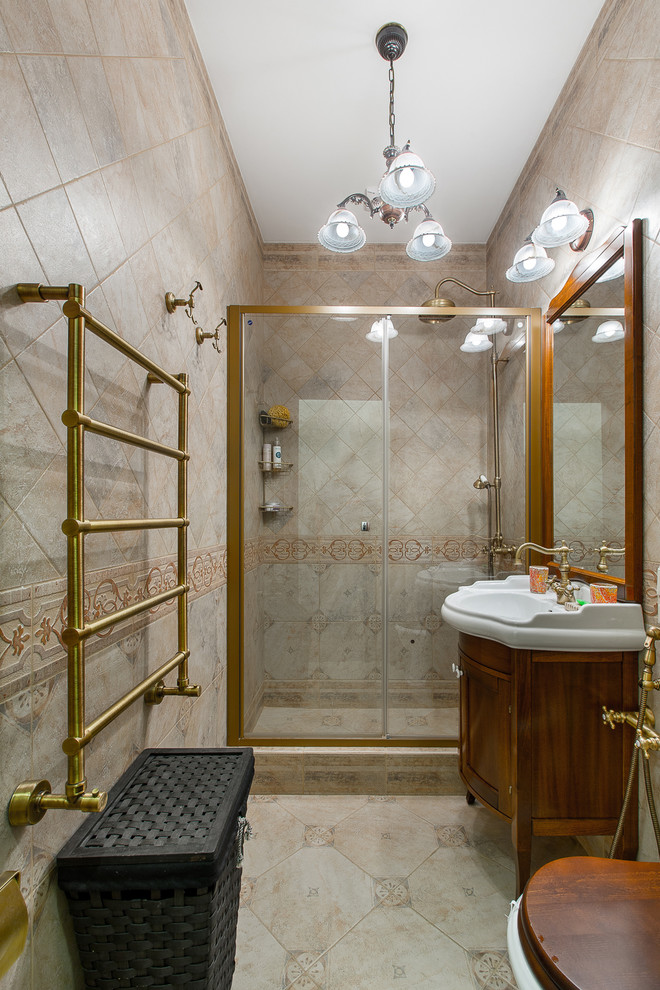 Idée de décoration pour une salle de bain longue et étroite tradition en bois brun avec un placard avec porte à panneau encastré, WC séparés, un carrelage beige, un lavabo intégré, un sol beige et une cabine de douche à porte coulissante.