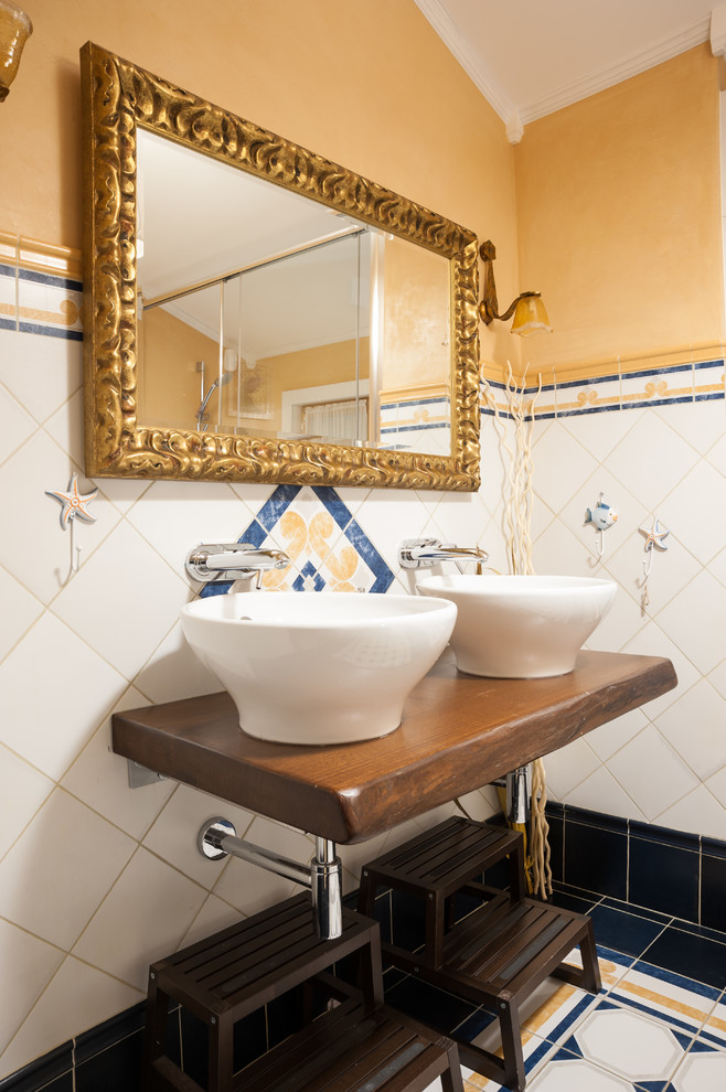 На фото: ванная комната среднего размера в стиле рустика с унитазом-моноблоком, керамической плиткой, настольной раковиной, столешницей из дерева, душем с раздвижными дверями и коричневой столешницей с