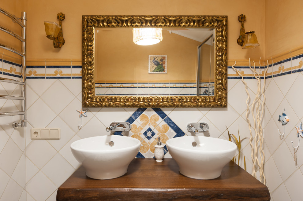 Esempio di una stanza da bagno stile rurale di medie dimensioni con WC monopezzo, piastrelle in ceramica, lavabo a bacinella, top in legno, porta doccia scorrevole e top marrone