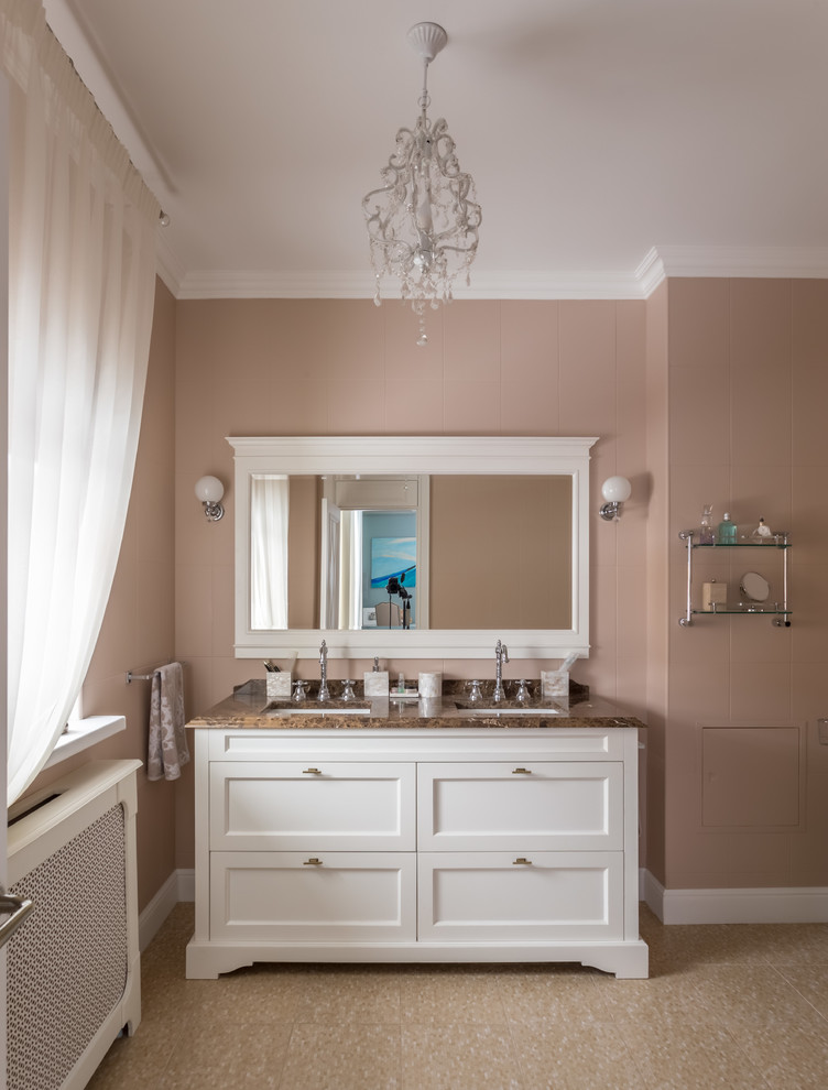 モスクワにあるトラディショナルスタイルのおしゃれな浴室 (落し込みパネル扉のキャビネット、白いキャビネット、アンダーカウンター洗面器、茶色いタイル、茶色い壁、ブラウンの洗面カウンター) の写真