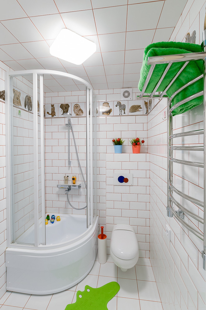 Ejemplo de cuarto de baño contemporáneo pequeño con ducha esquinera, sanitario de pared, baldosas y/o azulejos blancos y ducha con puerta corredera