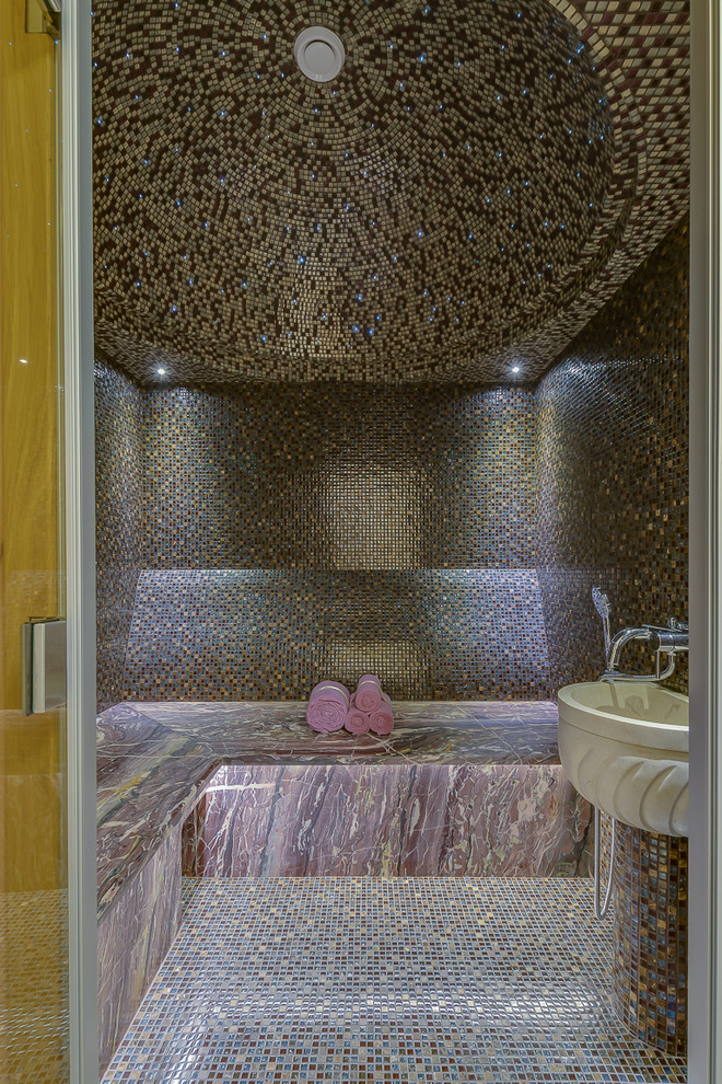 Diseño de cuarto de baño contemporáneo con baldosas y/o azulejos multicolor y baldosas y/o azulejos en mosaico