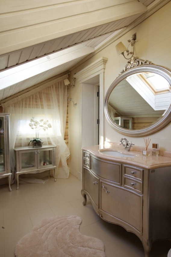 Стильный дизайн: маленькая ванная комната в классическом стиле с бежевыми стенами и полом из керамической плитки для на участке и в саду - последний тренд