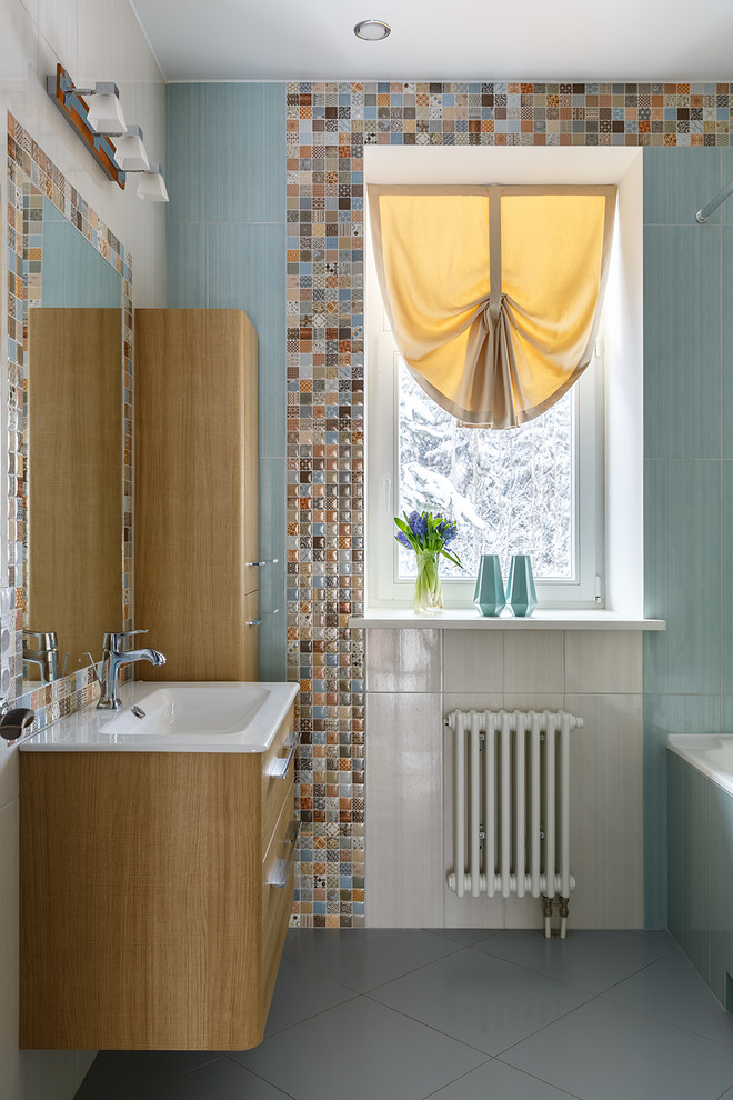 Inspiration för ett mellanstort funkis vit vitt en-suite badrum, med släta luckor, skåp i mellenmörkt trä, blå kakel, flerfärgad kakel, ett integrerad handfat, ett badkar i en alkov, keramikplattor, flerfärgade väggar, klinkergolv i keramik och blått golv