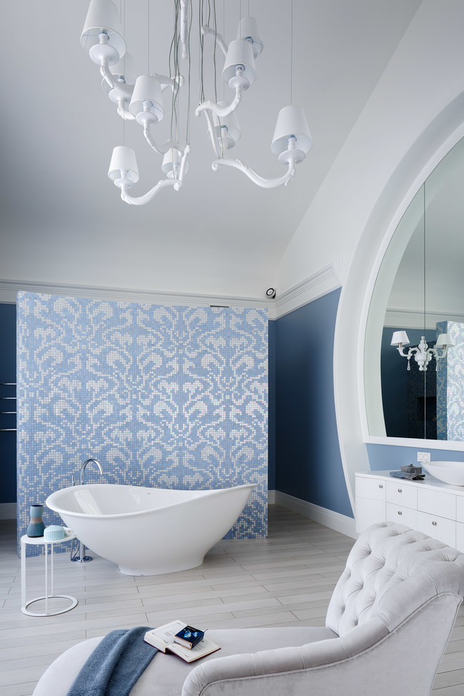 Свежая идея для дизайна: ванная комната в стиле неоклассика (современная классика) с белыми фасадами, отдельно стоящей ванной, синими стенами, настольной раковиной и бежевым полом - отличное фото интерьера