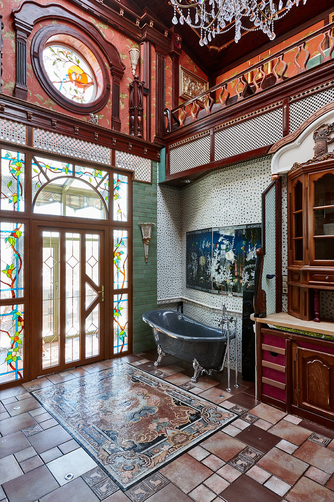 На фото: ванная комната в стиле фьюжн с ванной на ножках, зеленой плиткой, разноцветной плиткой и разноцветными стенами