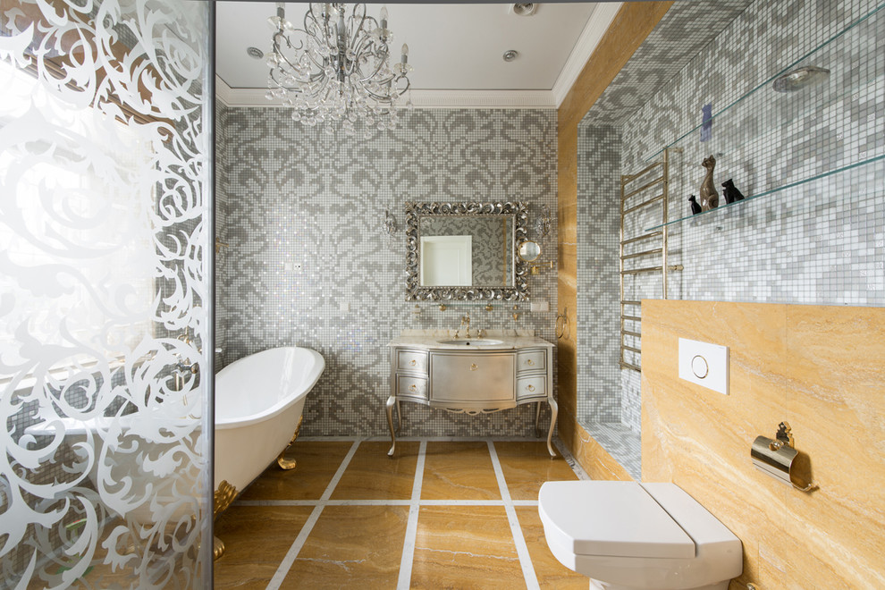 Idee per una stanza da bagno padronale chic con vasca con piedi a zampa di leone, WC a due pezzi, piastrelle grigie, piastrelle a mosaico e pavimento giallo