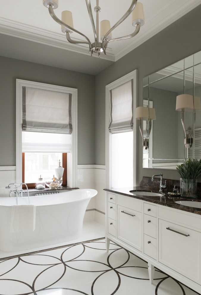 Inspiration för ett vintage en-suite badrum, med vita skåp, ett fristående badkar, vit kakel, grå väggar, ett undermonterad handfat, vitt golv, skåp i shakerstil och mosaikgolv