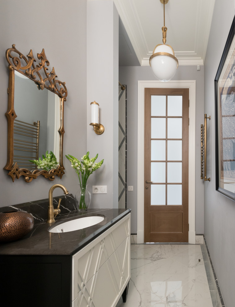 Свежая идея для дизайна: ванная комната в стиле неоклассика (современная классика) с белыми фасадами и врезной раковиной - отличное фото интерьера