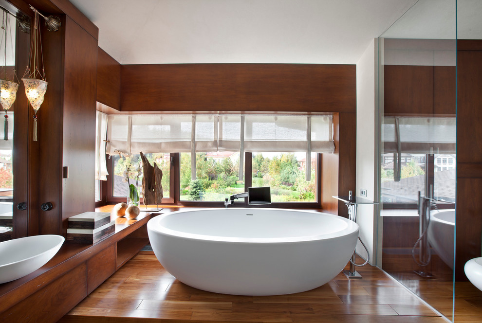 На фото: ванная комната в белых тонах с отделкой деревом в современном стиле