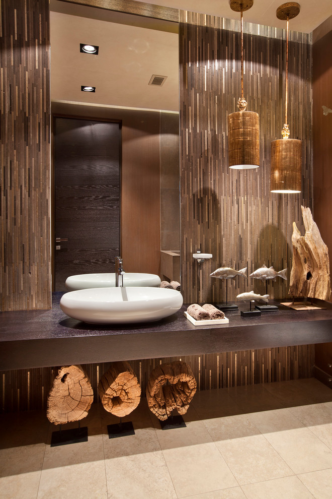 Exemple d'une salle de bain tendance avec un mur marron et une vasque.