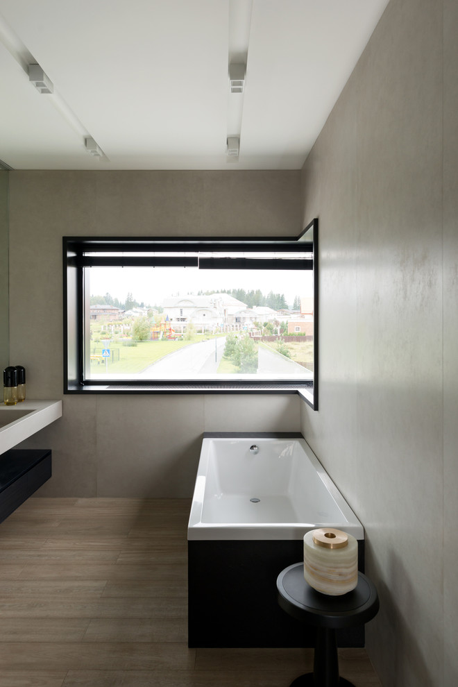 Идея дизайна: главная ванная комната среднего размера в современном стиле с бежевой плиткой и керамогранитной плиткой