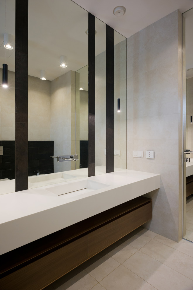 Diseño de cuarto de baño contemporáneo de tamaño medio con baldosas y/o azulejos beige, baldosas y/o azulejos de porcelana y lavabo integrado