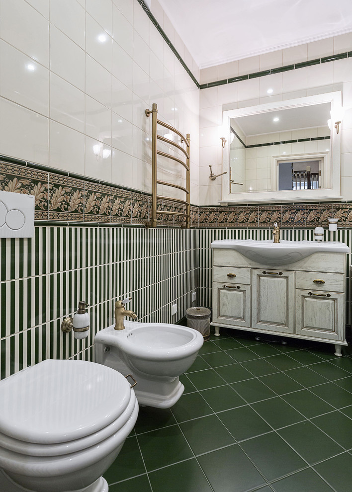 Идея дизайна: главная ванная комната в классическом стиле с фасадами с выступающей филенкой, искусственно-состаренными фасадами, биде, белой плиткой, зеленой плиткой, разноцветными стенами и накладной раковиной
