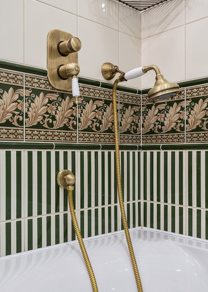Стильный дизайн: ванная комната в классическом стиле с душем над ванной, белой плиткой и зеленой плиткой - последний тренд