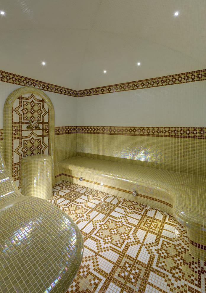 Стильный дизайн: баня и сауна среднего размера в стиле фьюжн с желтой плиткой, плиткой мозаикой, желтыми стенами, полом из мозаичной плитки и разноцветным полом - последний тренд