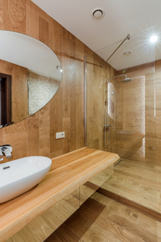 Пример оригинального дизайна: ванная комната в белых тонах с отделкой деревом в современном стиле с плоскими фасадами, настольной раковиной, душем в нише, коричневой плиткой, душевой кабиной, коричневым полом, коричневой столешницей и коричневыми стенами