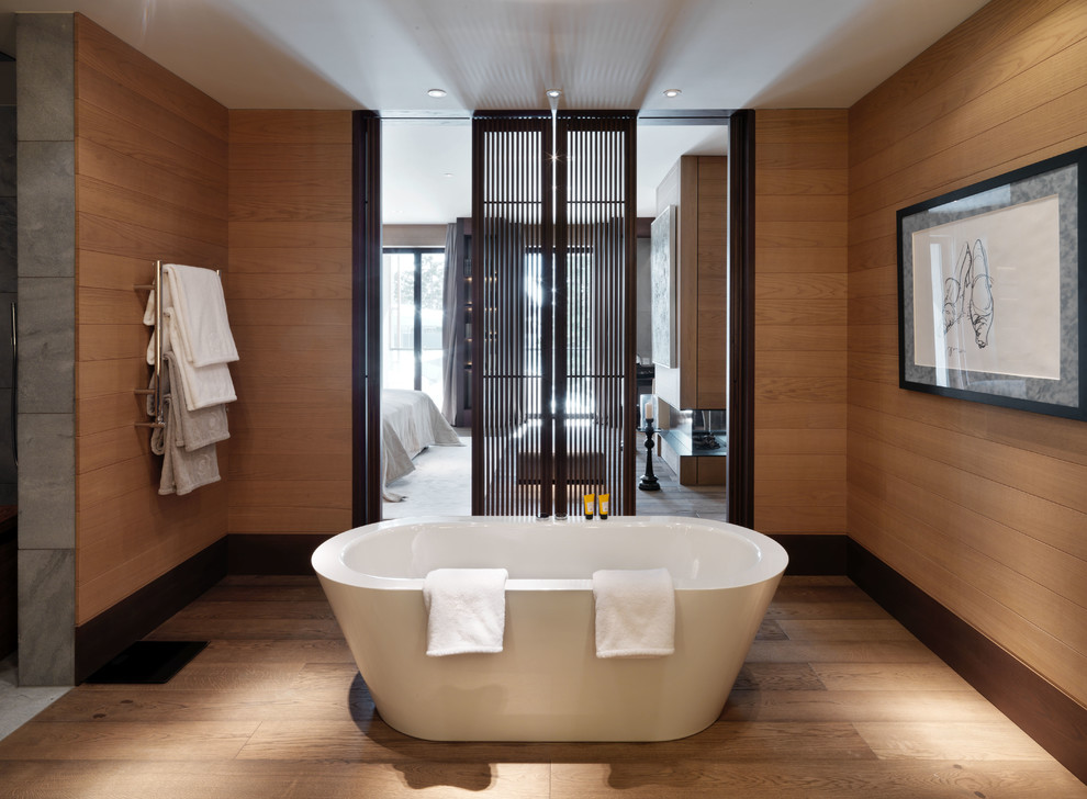 Стильный дизайн: ванная комната в современном стиле с отдельно стоящей ванной и коричневыми стенами - последний тренд
