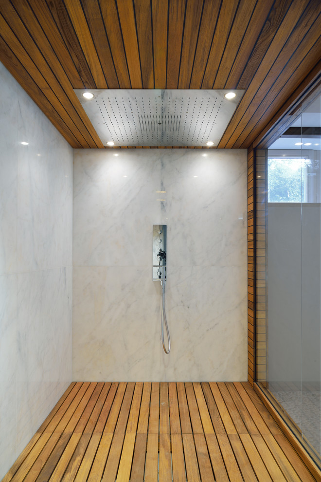 Idee per una grande stanza da bagno con doccia minimal con doccia alcova
