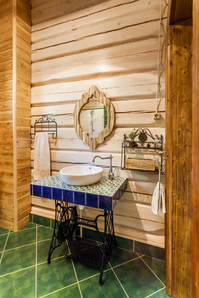 Immagine di una stanza da bagno con doccia country con piastrelle verdi, pareti beige e lavabo a bacinella