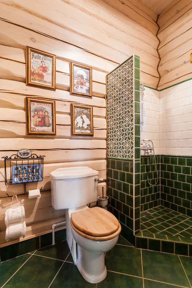 Esempio di una stanza da bagno con doccia country con doccia ad angolo, WC a due pezzi, piastrelle bianche, piastrelle verdi, pareti beige e doccia aperta
