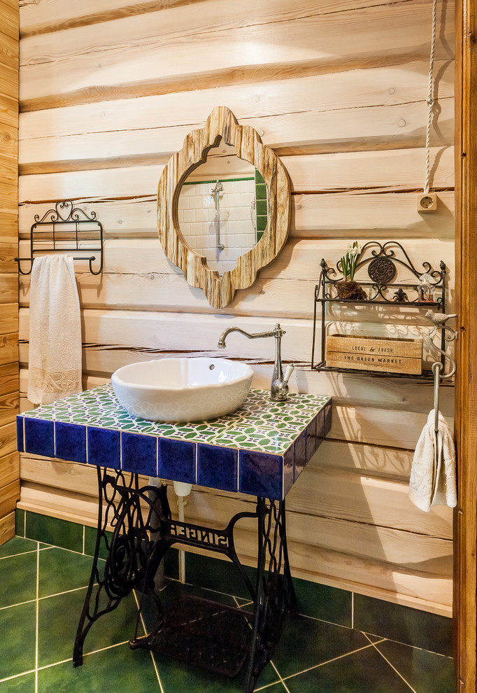 Inspiration för ett rustikt badrum, med ett fristående handfat, kaklad bänkskiva och grönt golv