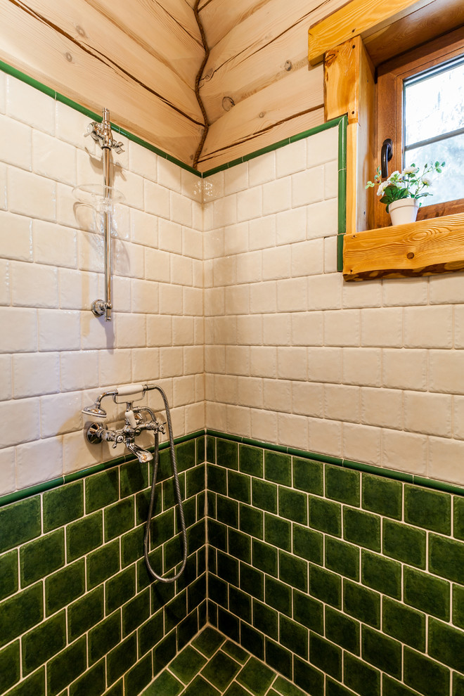 Cette image montre une salle d'eau rustique avec une douche d'angle, WC séparés, un carrelage blanc, un carrelage vert, un mur beige et aucune cabine.