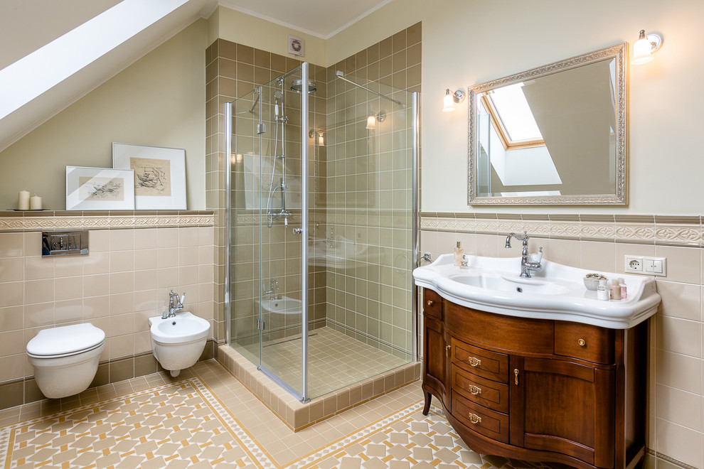Cette photo montre une salle d'eau chic en bois foncé avec un placard à porte shaker, une douche d'angle, un bidet, un carrelage beige, un mur beige, un lavabo intégré et une cabine de douche à porte battante.