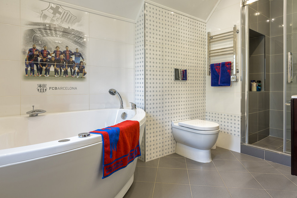 Immagine di una stanza da bagno per bambini contemporanea con vasca idromassaggio, doccia alcova, WC a due pezzi e piastrelle bianche
