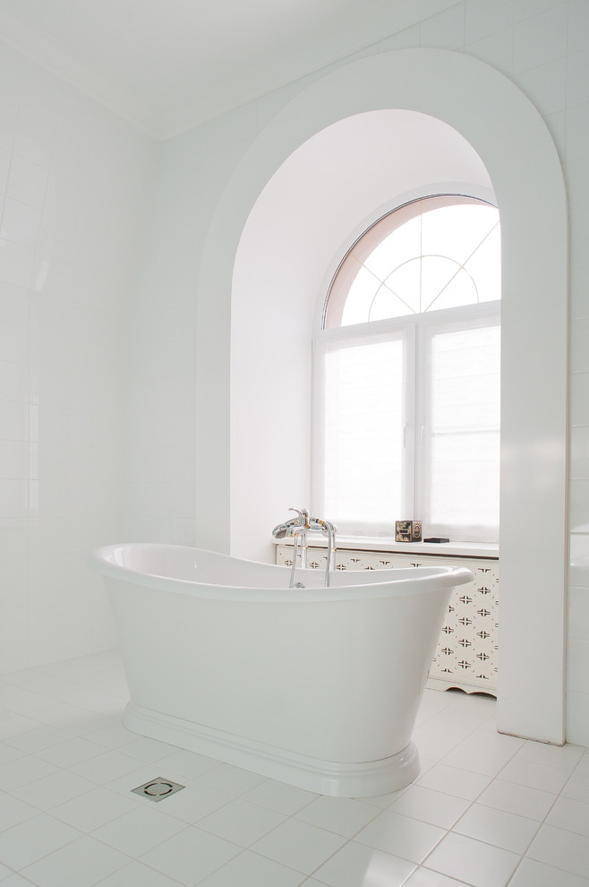 Свежая идея для дизайна: главная ванная комната в стиле неоклассика (современная классика) с отдельно стоящей ванной, белыми стенами и белым полом - отличное фото интерьера