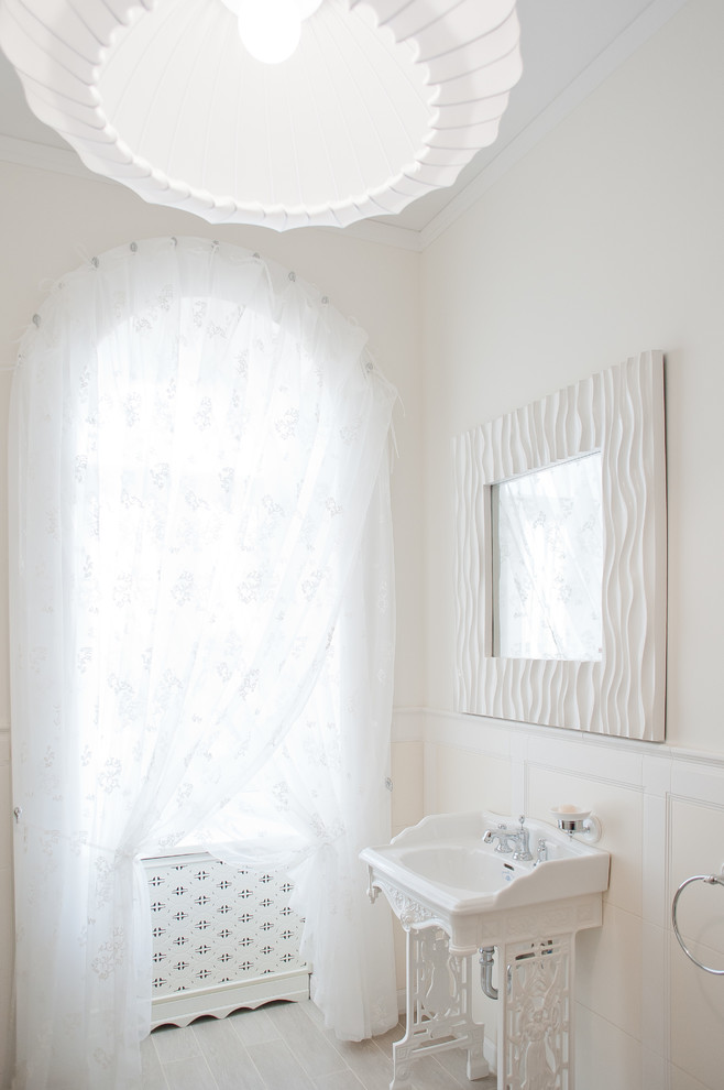 Пример оригинального дизайна: ванная комната в классическом стиле с белыми стенами и консольной раковиной
