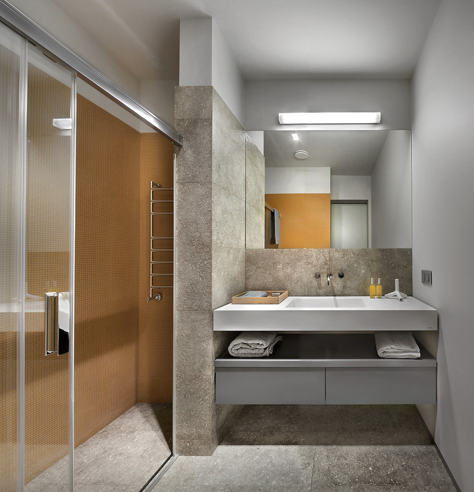 Свежая идея для дизайна: ванная комната в современном стиле с плоскими фасадами, серыми фасадами, душем в нише, оранжевой плиткой, серой плиткой, белыми стенами, душевой кабиной, монолитной раковиной и душем с раздвижными дверями - отличное фото интерьера