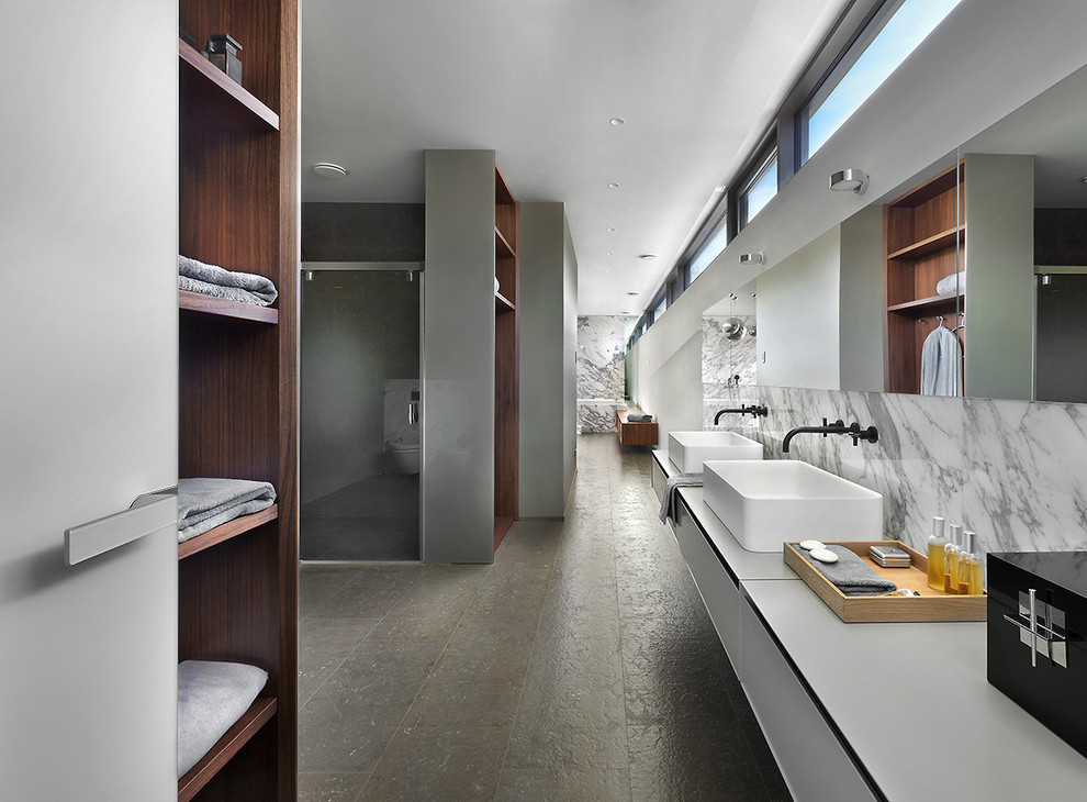 Свежая идея для дизайна: главная ванная комната в современном стиле с плоскими фасадами, белыми фасадами, душем в нише, серыми стенами и настольной раковиной - отличное фото интерьера