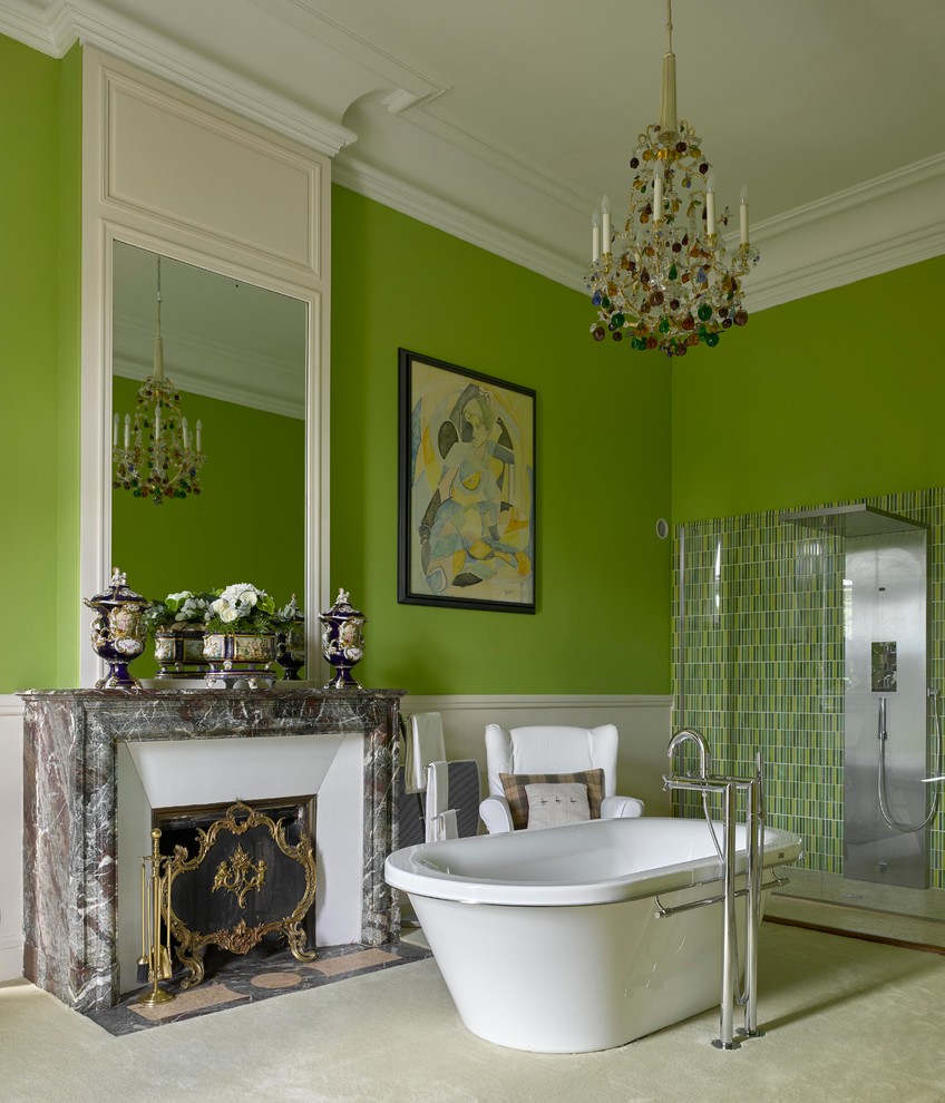 Foto di una stanza da bagno padronale eclettica di medie dimensioni con vasca freestanding, doccia a filo pavimento, pareti verdi e piastrelle beige
