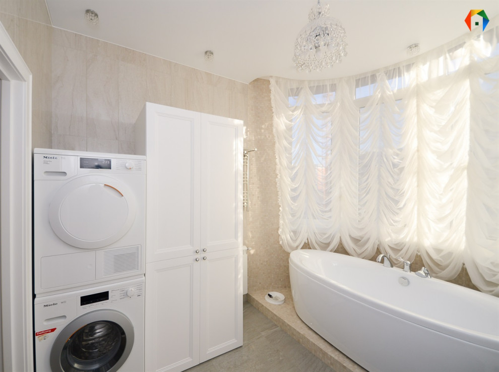 Modelo de cuarto de baño clásico renovado grande con bañera encastrada y baldosas y/o azulejos multicolor