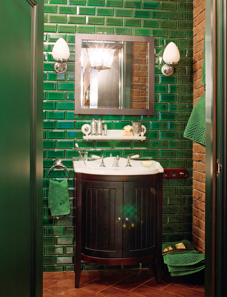 Cette photo montre une grande salle de bain éclectique avec un placard à porte persienne, des portes de placard marrons, un carrelage vert, un carrelage métro et un sol en carrelage de porcelaine.