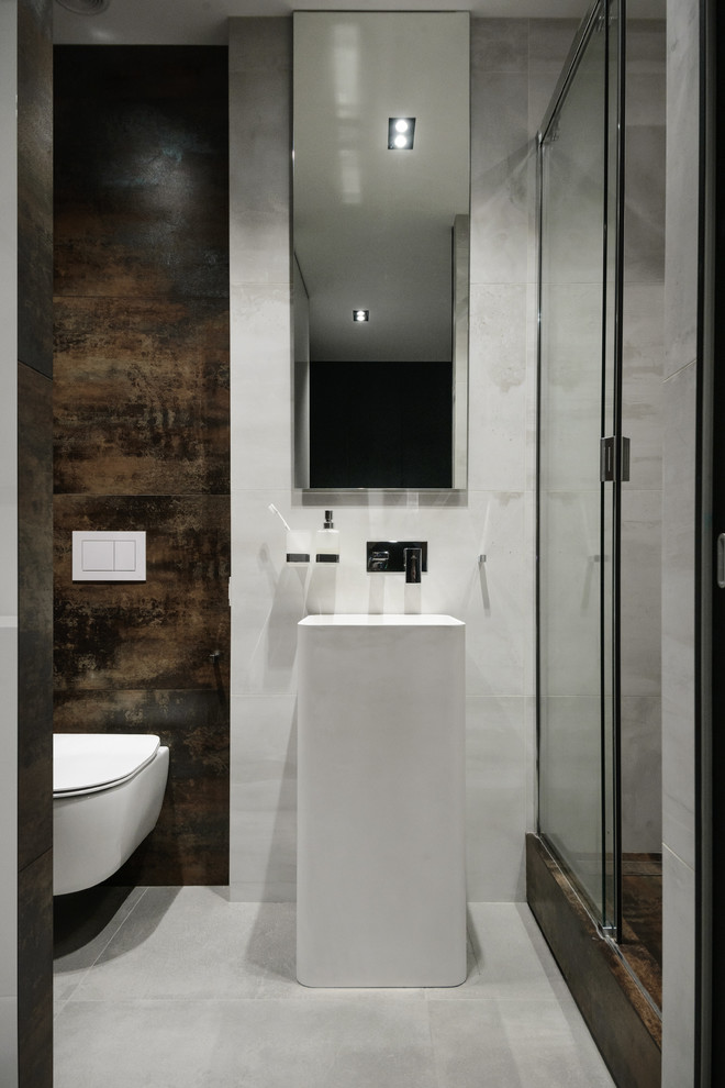 Ispirazione per una stanza da bagno con doccia minimal con doccia alcova, WC sospeso, piastrelle marroni, pavimento grigio e porta doccia scorrevole