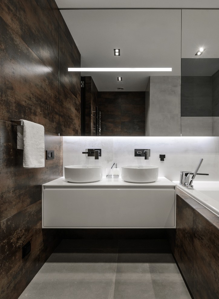 На фото: ванная комната в современном стиле с акцентной стеной