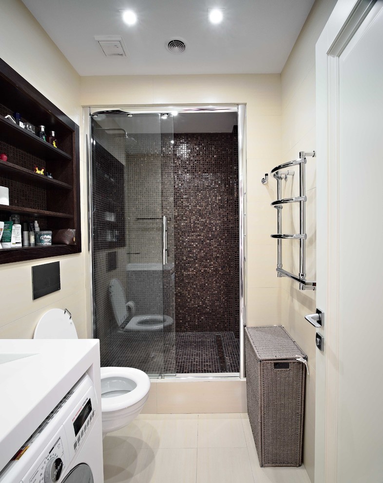 Exemple d'une petite douche en alcôve tendance avec WC suspendus, un carrelage marron, des carreaux de céramique, un mur beige, un sol en carrelage de céramique et un lavabo intégré.