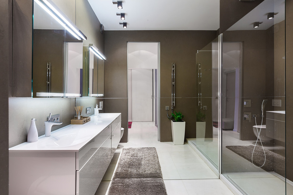 Ejemplo de cuarto de baño rectangular contemporáneo con armarios con paneles lisos, puertas de armario blancas, sanitario de pared, paredes marrones, aseo y ducha y lavabo integrado