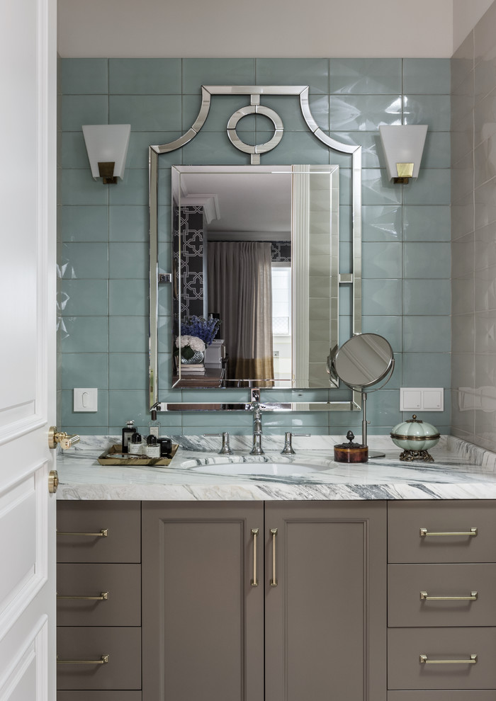 Imagen de cuarto de baño tradicional renovado con armarios con paneles empotrados, puertas de armario grises, lavabo bajoencimera y encimera de mármol