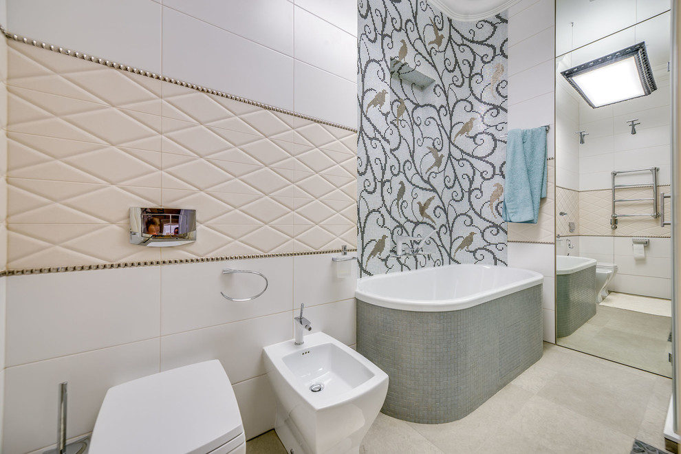 Exempel på ett klassiskt badrum, med vit kakel, keramikplattor, vita väggar, släta luckor, vita skåp, ett fristående badkar, en toalettstol med separat cisternkåpa och klinkergolv i porslin
