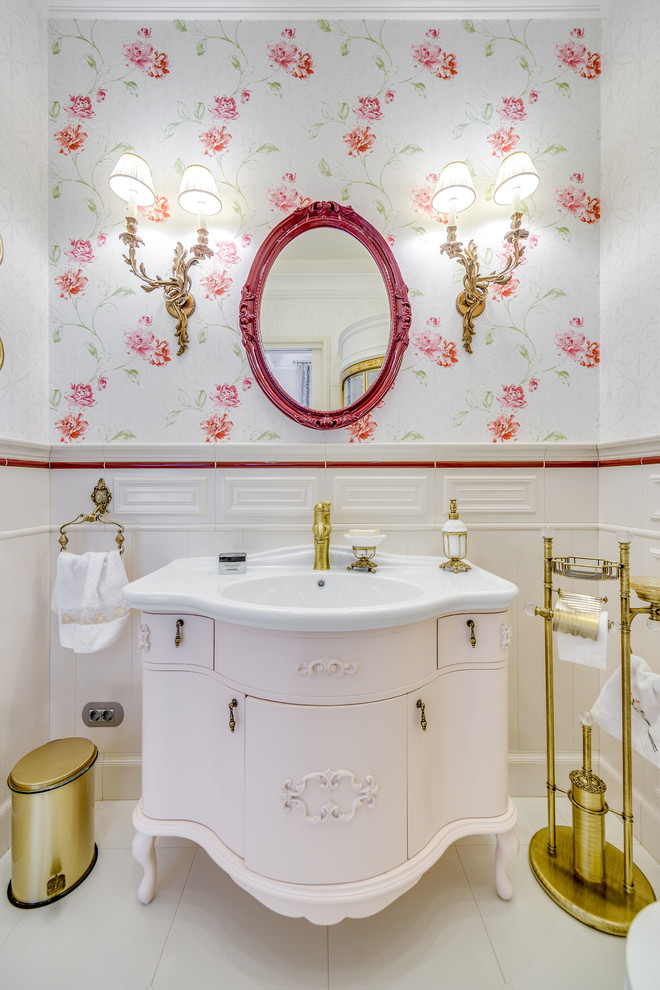 Esempio di una stanza da bagno padronale chic di medie dimensioni con piastrelle bianche, pareti bianche, lavabo da incasso, ante beige, doccia ad angolo, WC monopezzo, piastrelle in ceramica, pavimento in gres porcellanato e ante lisce