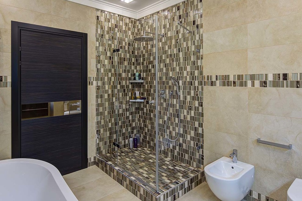 Стильный дизайн: главная ванная комната с плоскими фасадами, черными фасадами, отдельно стоящей ванной, открытым душем, унитазом-моноблоком, бежевой плиткой, керамической плиткой, бежевыми стенами, полом из керамогранита, накладной раковиной и стеклянной столешницей - последний тренд