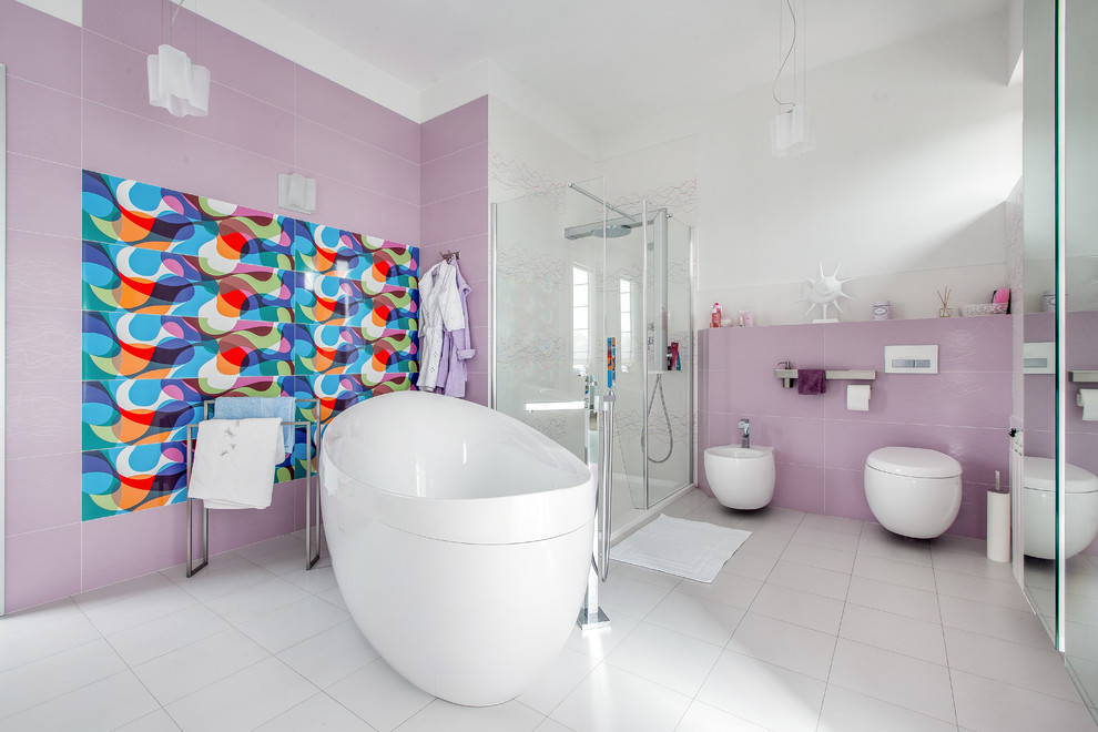 На фото: ванная комната в современном стиле с отдельно стоящей ванной и душем в нише с
