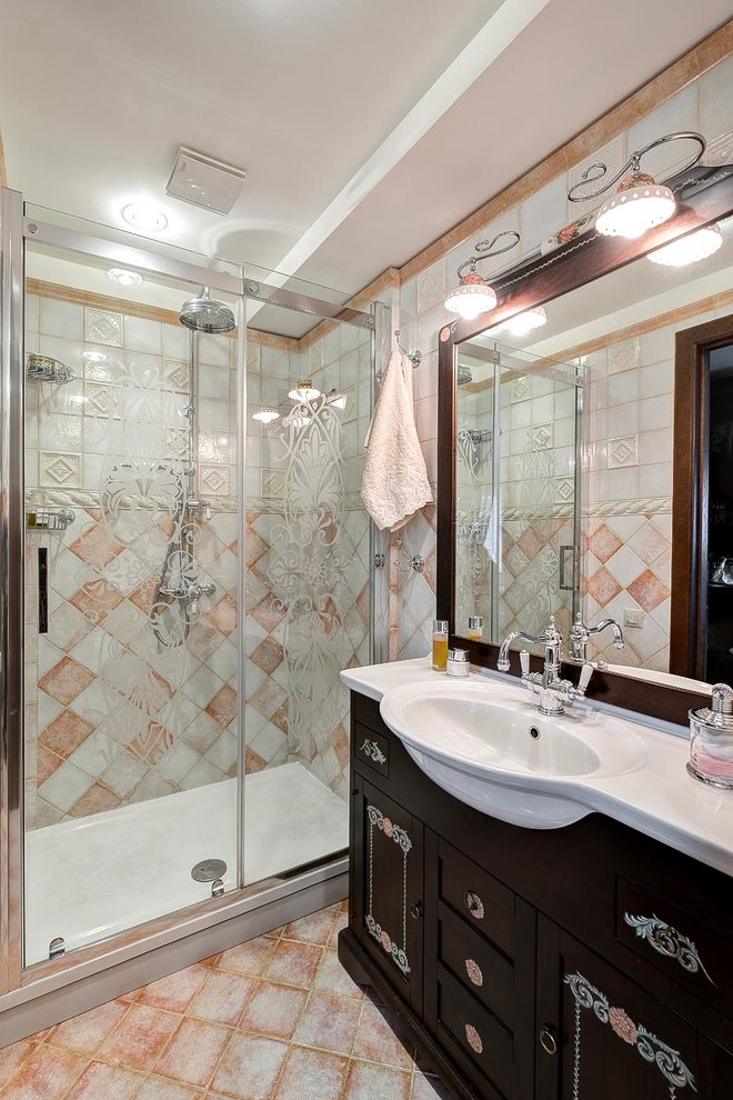 Foto på ett rustikt badrum med dusch