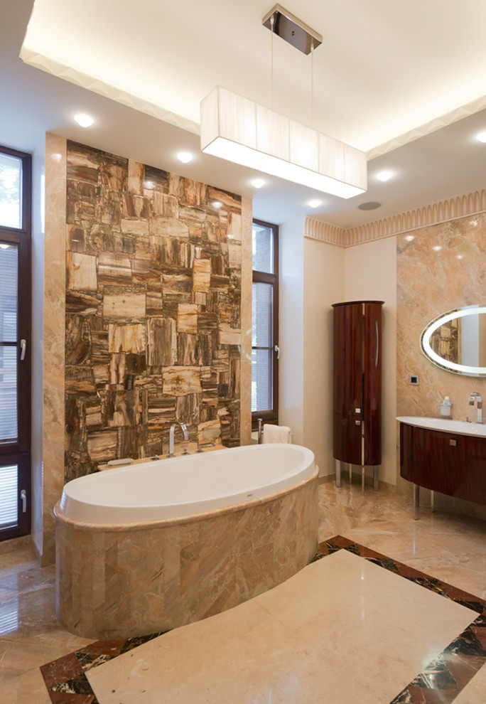 Esempio di una stanza da bagno padronale design di medie dimensioni con vasca freestanding, piastrelle beige, piastrelle marroni, pareti beige, piastrelle in pietra, pavimento in marmo e lavabo da incasso