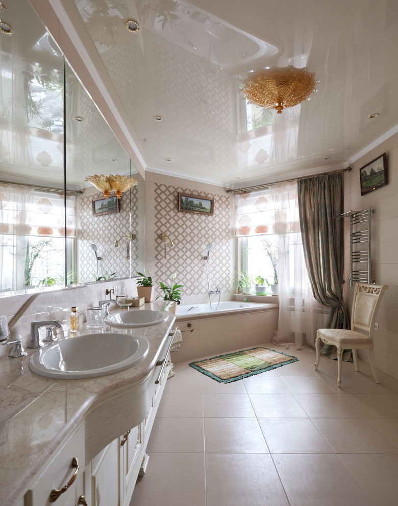 Стильный дизайн: ванная комната в стиле неоклассика (современная классика) с накладной раковиной - последний тренд