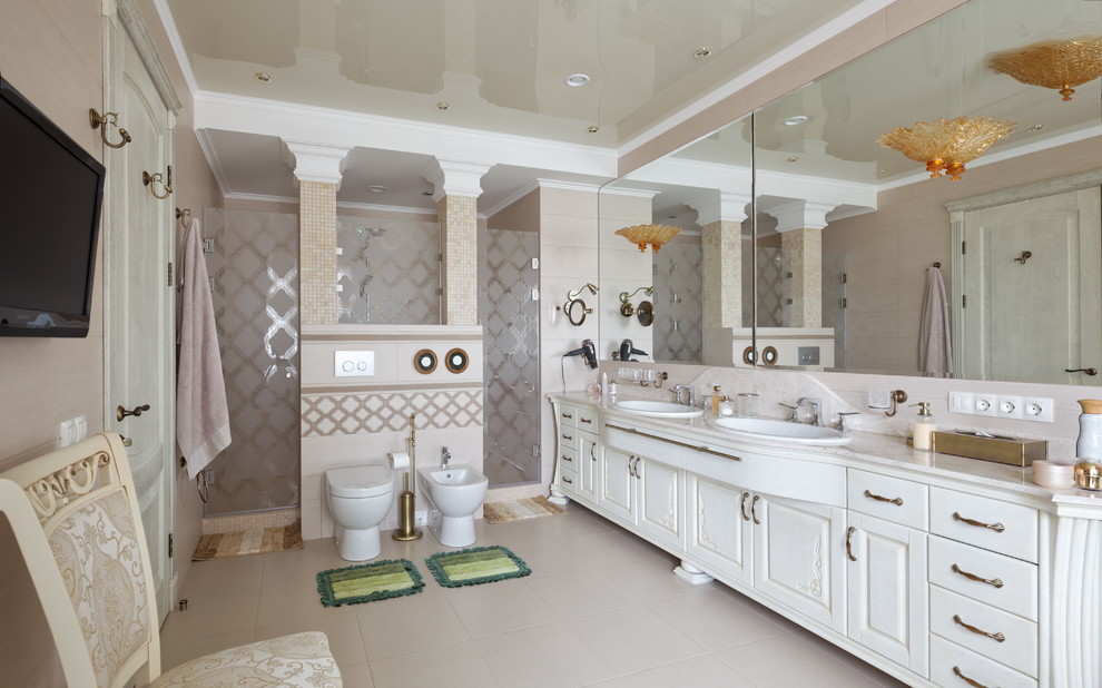 Diseño de cuarto de baño clásico con aseo y ducha y lavabo encastrado
